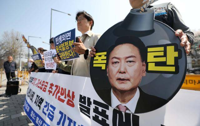 너머서울 등 노동, 시민사회 지역 단체가 31일 서울 용산구 대통령실 앞에서 기자회견을 열고 정부의 2분기 전기·가스 요금 인상 계획과 오늘 발표한 인상안 잠정 보류 및 인상 불가피 입장에 대해 규탄하고 있다. 뉴시스