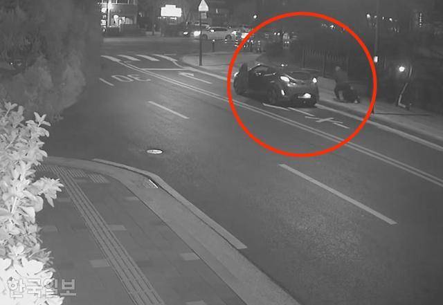 29일 저녁 서울 강남구 역삼동 모 아파트 단지 입구에서 괴한들이 저항하는 여성을 끌고 차량으로 납치하고 있다. 독자 제공
