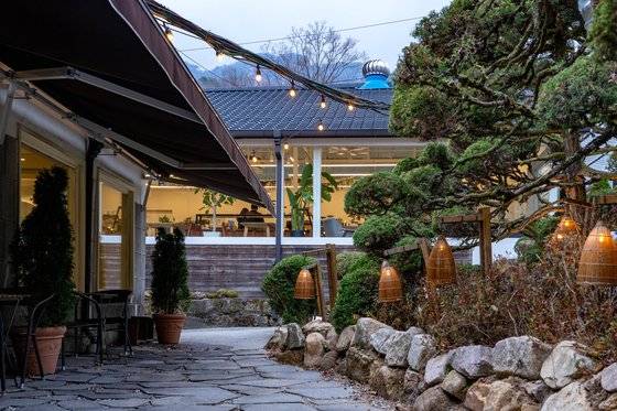 우이동에서 4대를 이어온 한정식집 ‘옥류헌’도 최근 카페로 탈바꿈했다.