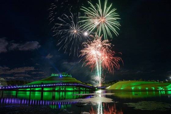 순천만국가정원 내 호수정원에서 불꽃놀이가 열리고 있다. 사진 순천시