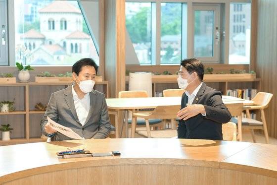 지난해 9월 13일 노관규 전남 순천시장이 오세훈 서울시장을 만나 2023순천만국제정원박람회에 대한 협조방안을 논의하고 있다. 사진 순천시