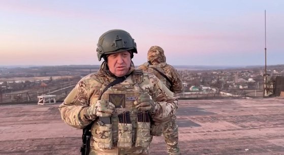 러시아의 바그너 용병 부대를 만든 예브게니 프리고진이 지난 3일 우크라이나 동부의 최대 격전지인 바흐무트에서 공개 연설을 하고 있다. 로이터=연합뉴스