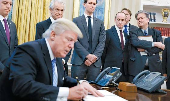 도널드 트럼프 미국 대통령이 2017년 1월 23일(현지시간) 환태평양경제동반자협정(TPP)에서 탈퇴하는 행정명령에 서명하고 있다. [중앙포토]