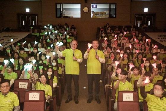 이날 행사에 참여한 이재용 총장과 조재구 남구청장을 비롯한 참석자들이 기념촬영을 하고 있다.