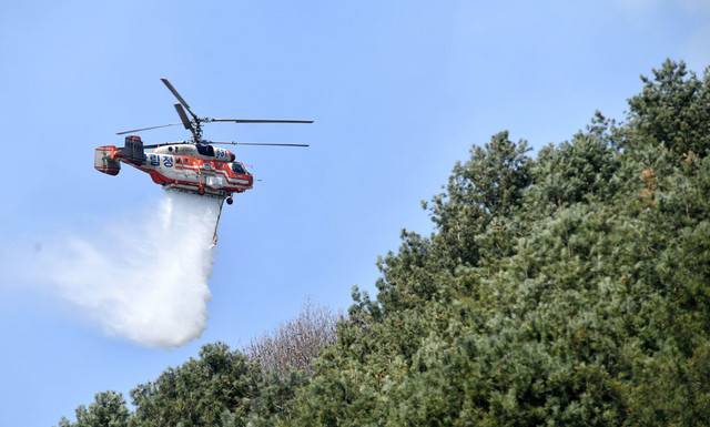 ▲ 강원도 전역에 건조주의보가 내려진 30일 낮 12시 47분께 강원 화천군 화천읍 중리에서 산불이 나 산림청 진화 헬기가 물을 뿌리고 있다. 산림 당국은 산불이 확산하자 이날 오후 2시 48분께 산불 2단계를 발령했다. 2023.3.30 [화천군 제공]