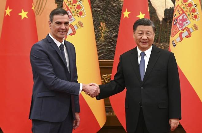 ▲베이징 회담서 악수하는 스페인 총리와 시진핑 사진:연합뉴스