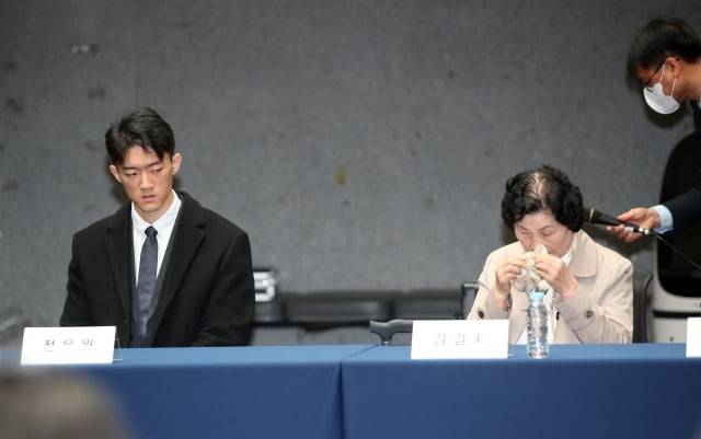 전우원 씨가 31일 광주 서구 5·18기념문화센터에서 열린 '5·18유족, 피해자와의 만남' 행사에서 할아버지 전두환 전 대통령을 대신해 사죄한 가운데 유족 김길자 씨가 눈물을 흘리고 있다. / 사진=뉴스1