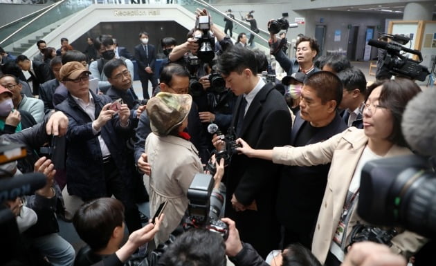 고 전두환 씨의 손자 전우원씨 가 31일 광주 서구 5·18기념문화센터에서 할아버지를 대신해 사죄한 뒤 5·18 피해자 및 유가족과 대화하고 있다. /뉴스1