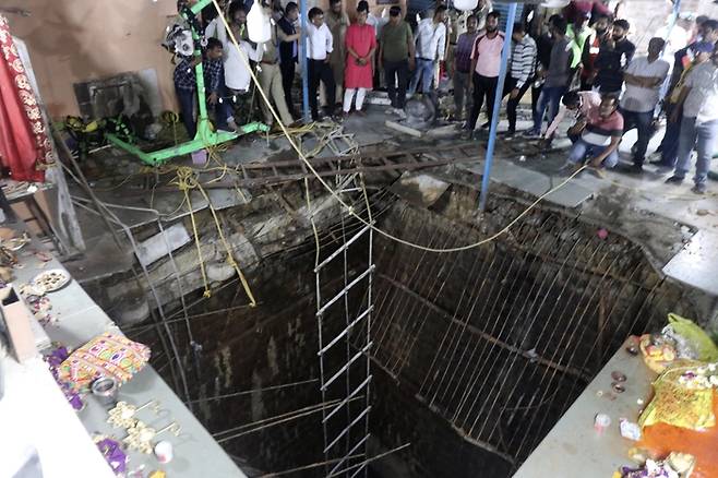 30일(현지시간)  인도 중부 마디아프라데시주 인도레의 한 힌두교 사원 바닥이 무너져 힌두교 축제를 위해 사원에 모여 있던 인파가 바닥 아래 우물로 추락하는 사고가 발생했다. 인도 당국은 현재까지 35명이 사망했으며 실종자를 찾고 있다고 밝혔다. AP연합뉴스