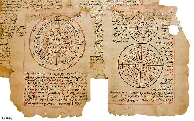 18세기 초 서아프리카 팀북투에서 작성된 아랍어 천문학 저서의 원고. 게티 이미지·블랙피쉬 제공.