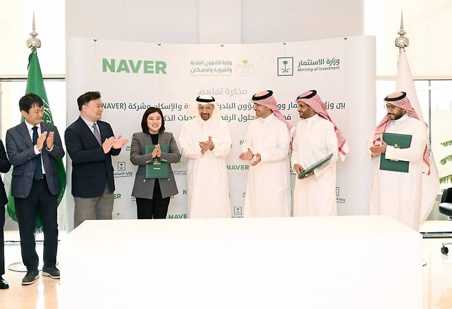 Naver President of ESG and External Policy Chae Seon-ju, Naver Labs CEO Seok Sang-ok, Naver Cloud Executive Director Han Sang-young and Minister Majed al-Hogail and Vice Minister Musaed Alotaibi of Saudi Arabia's Ministry of Municipal and Rural Affairs and Housing, and Minister Khalid al-Falih and Vice Minister Fahad Alnaeem of the Ministry of Investment Saudi Arabia attend a signing ceremony held in Riyadh, Saudi Arabia on Thursday. (Naver)