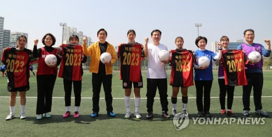 31일 서울 노원구 서울과학기술대학교 축구장에서 열린 제1회 한국여자대학 스포츠 교류전 개막식에서 각 대학의 총장과 축구동아리 주장이 후원사인 FC서울의 유니폼과 사인볼을 들고 기념 촬영하고 있다. [5개 여자대학 제공]