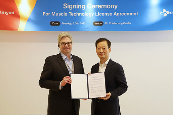 Emmyon CEO Christopher Adams, left, and CJ CheilJedang  CEO Choi Eun-suk [Provided by CJ CheilJedang]