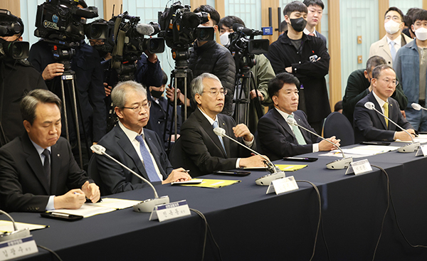 The heads of the five major financial groups on Mar. 31. [Photo by Yonhap]