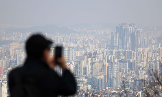 한국부동산원에 따르면 3월 넷째 주(27일 기준) 서울 아파트 매매수급지수는 70.6으로  지난주(69.3) 보다 1.3포인트(p) 올랐다. 정부의 규제 완화 정책이 시행된 데 따른 것으로 보인다. 특히 특례보금자리론 출시에 따라 중저가 아파트를 다수 찾아볼 수 있는 서울 동북권(노원·도봉·강북구)의 매매수급지수가 한 주만에 가장 큰 폭으로 올랐다./사진=뉴시스