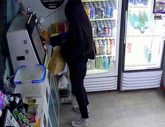 사장의 실수로 10분의1 가격이 책정됐던 물건을 제값에 구매한 양심적인 손님의 미담이 알려졌다. 사진은 서울 노원구에 위치한 무인점포를 방문해 앵심적인 행동으로 사장을 감동시킨 손님. /사진='아프니까 사장이다' 갈무리