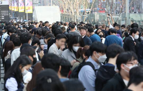 31일 오후 서울 강남구 애플스토어 강남에서 시민들이 정식개점 시간인 5시에 들어가기 위해 줄을 서있다. 뉴시스