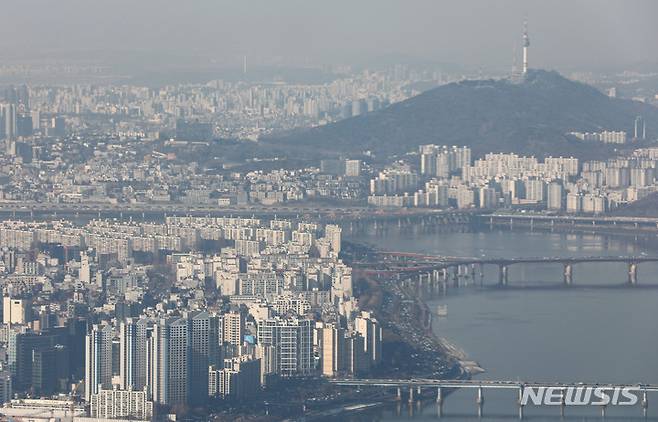 서울 송파구 롯데월드타워 서울스카이 전망대에서 바라본 강남구 아파트 단지 모습. 뉴시스 자료사진.