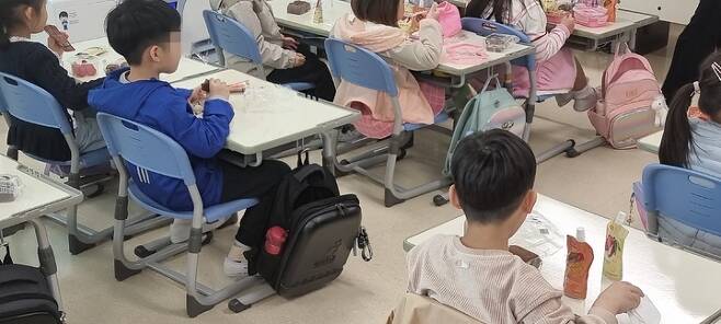 충북학교비정규직노조(교육공무직노조)가 31일 하루 총파업에 돌입하면서 청주의 한 초등학교 학생들이 급식을 빵과 우유로 대체해 먹고 있다.2023.03.31.kipoi@newsis.com *재판매 및 DB 금지