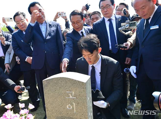 [광주=뉴시스] 김혜인 기자 = 고(故) 전두환씨의 손자 전우원(27)씨가 31일 오전 광주 북구 운정동 국립5·18민주묘지를 찾아 참배에 앞서 방명록을 작성하고 있다. 2023.03.31.