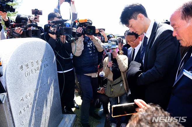 [광주=뉴시스] 김혜인 기자 = 전두환씨의 손자인 전우원씨가 31일 오전 광주 북구 국립5 ·18민주묘지 내 행방불명자 묘역을 찾아 참배하고 있다. 2023.03.31. hyein0342@newsis.com