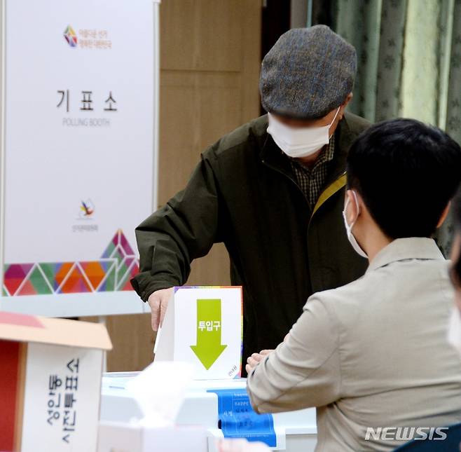 [청주=뉴시스] 조성현 기자 = 31일 오전 충북 청주시 성안동 행정복지센터에 마련된 4·5 청주시의원 보궐선거 사전투표소에서 한 유권자가 선거에 참여하고 있다. 2023.03.31. jsh0128@newsis.com