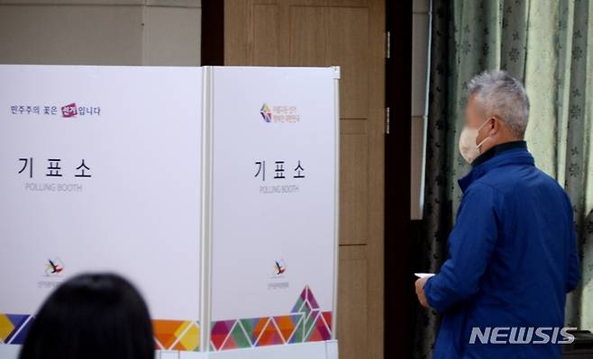 [청주=뉴시스] 조성현 기자 = 31일 오 충북 청주시 성안동 행정복지센터에 마련된 4·5 청주시의원 보궐선거 사전투표소에서 한 유권자가 선거에 참여하고 있다. 2023.03.31. jsh0128@newsis.com