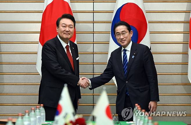 (도쿄=연합뉴스) 임헌정 기자 = 1박2일 일정으로 일본을 방문한 윤석열 대통령과 기시다 후미오 일본 총리가 16일 오후 일본 도쿄 총리 관저에서 열린 한일 확대정상회담에 앞서 기념촬영을 하며 악수하고 있다. 2023.3.16 kane@yna.co.kr 연합뉴스