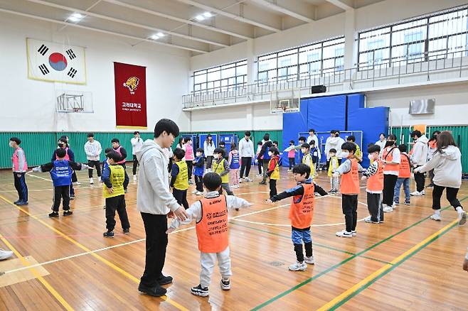 사회적협동조합인 플랜비스포츠가 군공항 소음 피해를 입고 있는 아동들을 대상으로 체육활동을 벌이고 있다. 플랜비스포츠 제공