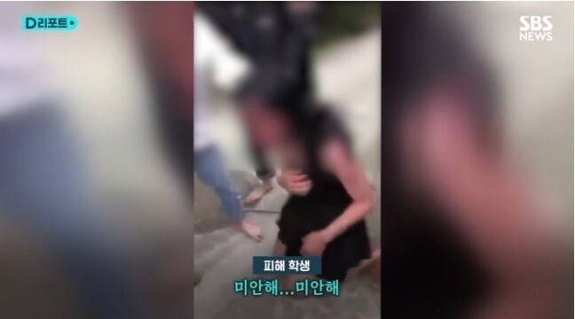 지난 13일 중국 서남부 하이난성에서 13세 여학생이 동급생들로부터 집단 폭행을 당했다. SBS 캡처
