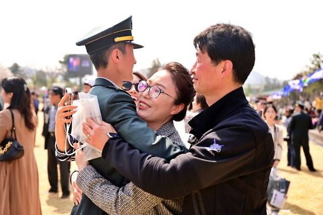 31일 전북 익산 육군부사관학교에서 열린 22-5기 부사관 임관식에서 한 가족이 아들을 껴안으며 임관을 축하하고 있다. 육군부사관학교 제공
