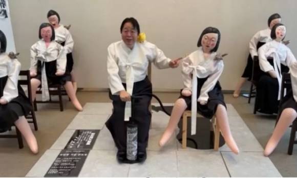 ‘소녀상’ 풍선인형 만들어 조롱하는 日극우세력. 유튜브 캡처