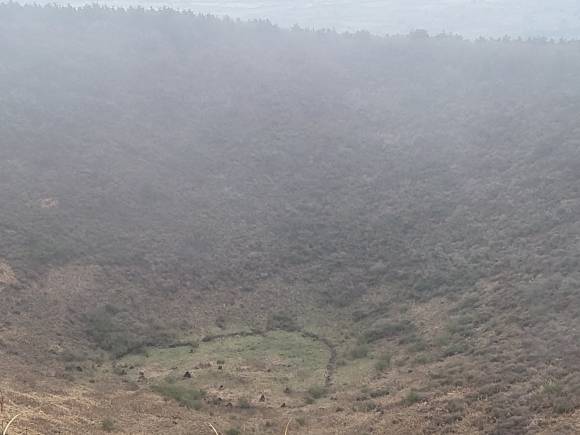 둥근달을 품은 듯한 다랑쉬오름 분화구 속에 하트모양의 돌담이 뚜럿하게 보이고 있다.