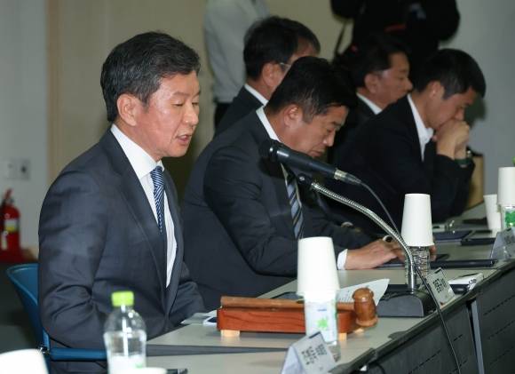 승부 조작 등 징계 축구인 사면건 재심의 - 정몽규 대한축구협회장이 31일 오후 서울 종로구 신문로 축구회관에서 승부 조작 연루 등의 사유로 징계 중인 축구인들에 대한 사면 건을 재심의하기 위한 임시이사회를 주재하고 있다. 연합뉴스