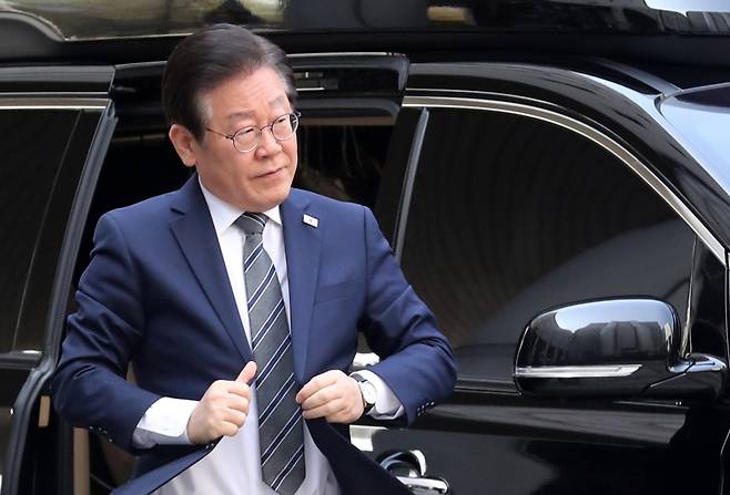 대선 과정에서 허위 발언을 한 혐의로 기소된 이재명 더불어민주당 대표가 3월31일 서초구 서울중앙지방법원에서 열린 공직선거법 위반 혐의 사건 3회 공판에 출석하고 있다. ⓒ 연합뉴스