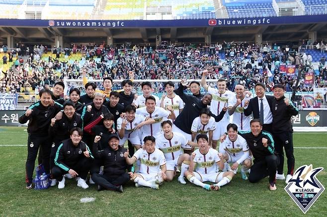 대전 하나시티즌 선수단이 지난 19일 수원 삼성과 원정 경기에서 승리한 뒤 기념사진을 촬영하고 있다. 프로축구연맹 제공