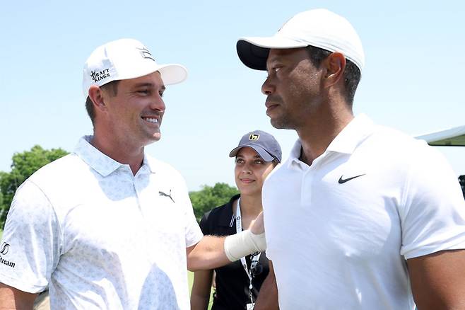 지난해 5워 PGA 챔피언십에서 만난 타이거 우즈(오른쪽)과 브라이슨 디섐보. 게티이미지코리아