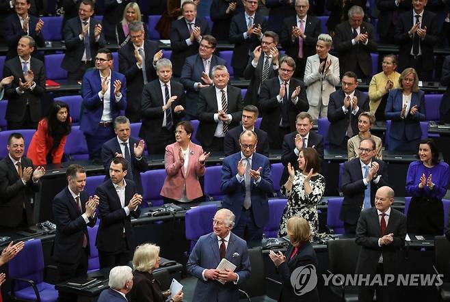 기립박수 받는 찰스3세 [AFP 연합뉴스 자료사진. 재판매 및 DB 금지]