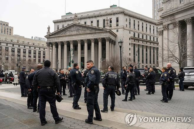 뉴욕시 맨해튼 형사법원과 맨해튼지검 청사 앞에 배치된 경찰관들 [AFP 연합뉴스 자료사진]