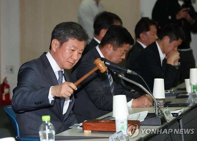 승부 조작 등 징계 축구인 사면건 재심의 (서울=연합뉴스) 김주성 기자 = 정몽규 대한축구협회장이 31일 오후 서울 종로구 신문로 축구회관에서 열린 승부 조작 연루 등의 사유로 징계 중인 축구인들에 대한 사면 건을 재심의하기 위한 임시이사회에서 의사봉을 두드리고 있다. 2023.3.31 utzza@yna.co.kr