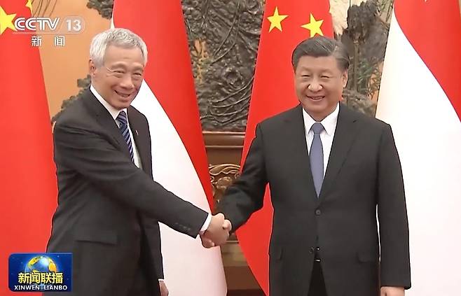 정상회담 앞서 악수하는 시진핑 주석과 리셴룽 총리 [CCTV 캡처.재판매 및 DB금지]