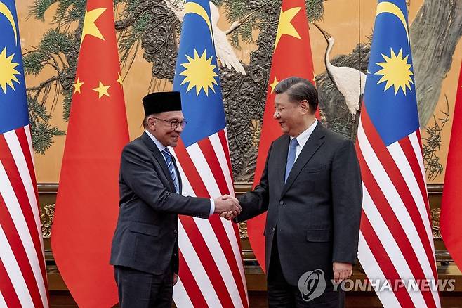 악수하는 시진핑 중국 국가주석과 안와르 말레이시아 총리 (AP.연합뉴스.말레이시아 총리실 제공)
