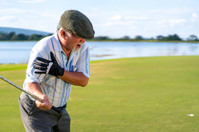 골프는 어깨 관절을 반복 사용하기 때문에 어깨 회전근개가 손상될 수 있다.[사진=게티이미지뱅크]