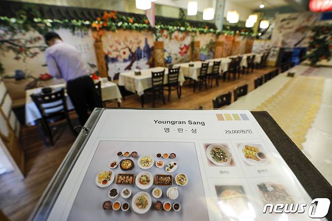 대통령실이 내수 진작을 위해 부정청탁 및 금품 등 수수의 금지에 관한 법률(일명 김영란법) 시행령을 식사비 3만원에서 5만원으로 상향하는 등 일부 개정하는 방안을 검토하고 있다. 현재 부정청탁 및 금품 등 수수의 금지에 관한 법률 시행령상 한도는 음식물이 3만 원, 축의금과 조의금이 5만 원, 화환과 조화가 10만 원, 선물이 5만 원 등이다. 사진은 3만원 이하 메뉴를 판매하는 서울 시내 한 음식점의 모습. 2023.2.27/뉴스1 ⓒ News1 김도우 기자