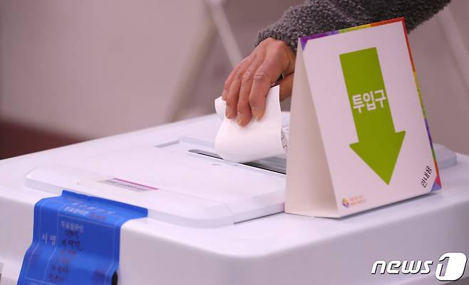 4·5 재보궐선거 사전투표 첫날인 31일 전북 전주시 서신동주민센터에 마련된 사전투표소에서 한 유권자가 투표를 하고 있다. 2023.3.31/뉴스1 ⓒ News1 유경석 기자