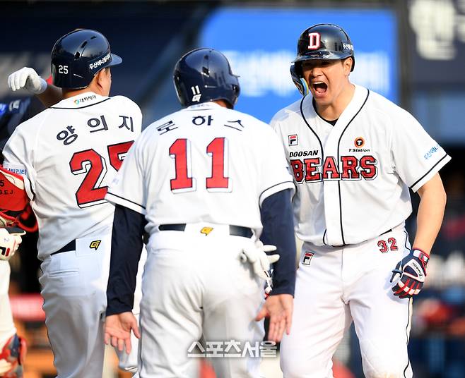두산 김재환이 1일 잠실야구장에서 열린 2023 KBO리그 롯데와 경기 7회말 2사1,3루 우월홈런을 날린 후 선행주자들과 환호하고 있다. 잠실 | 최승섭기자 thunder@sportsseoul.com
