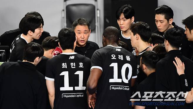 최태웅 감독(가운데). 스포츠조선DB