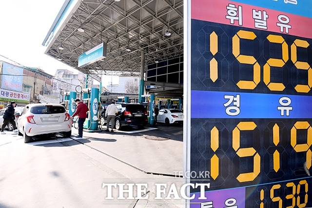 국내 주유소 휘발유 가격이 8개월 만에 경유 가격을 넘어선 가운데 지난 2월 25일 서울 성동구 한 주유소에서 운전자들이 주유하고 있다. /이선화 기자