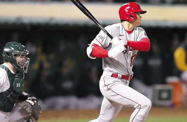 LA 에인절스의 오타니 쇼헤이가 31일 오클랜드 애슬레틱스와 벌인 2023 MLB 개막전 4회 무사 1루 타석에서 안타를 치고 있다. 선발투수 겸 3번 타자로 나선 오타니는 마운드에서 6이닝 10탈삼진 무실점 호투를 펼치고, 타석에선 3타수 1안타를 쳤다. 그러나 에인절스는 1대2로 졌다. /AP 연합뉴스