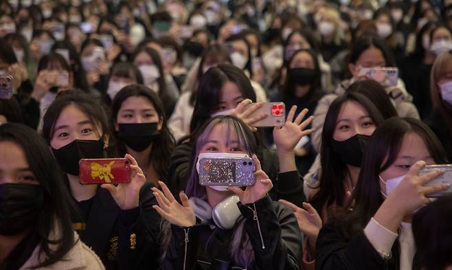 이대 신입생들이 남성교수중창단의 축가 공연을 스마트폰으로 촬영하고 있다. /박상훈 기자